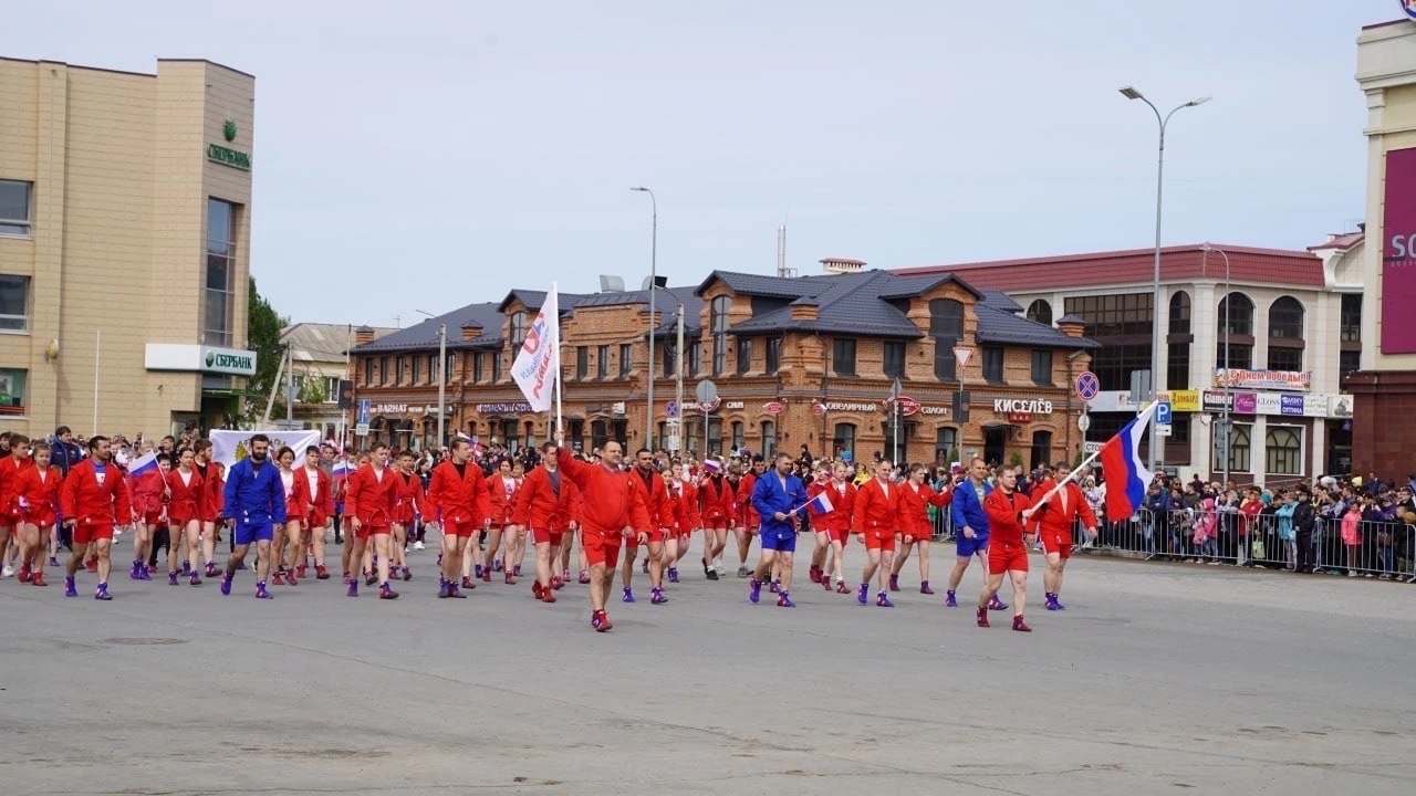В День Победы самбисты приняли участие в Параде Победы в городе Бузулуке