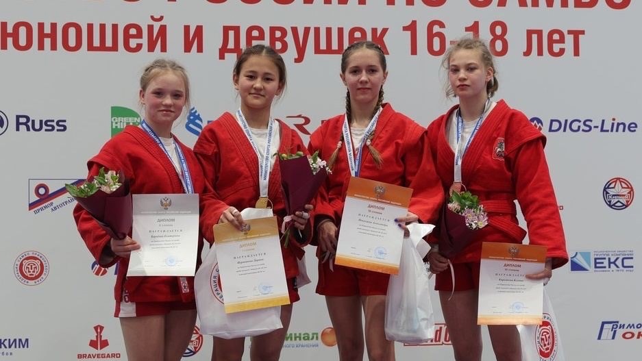 В первый день Первенства России по самбо воспитанница спортивной школы Светлинского района Дарина Нуршинова завоевала золотую медаль